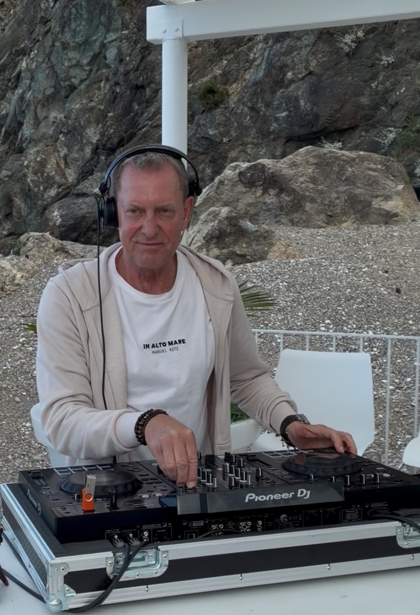 DJ-Set bei Sonnenuntergang am Meer